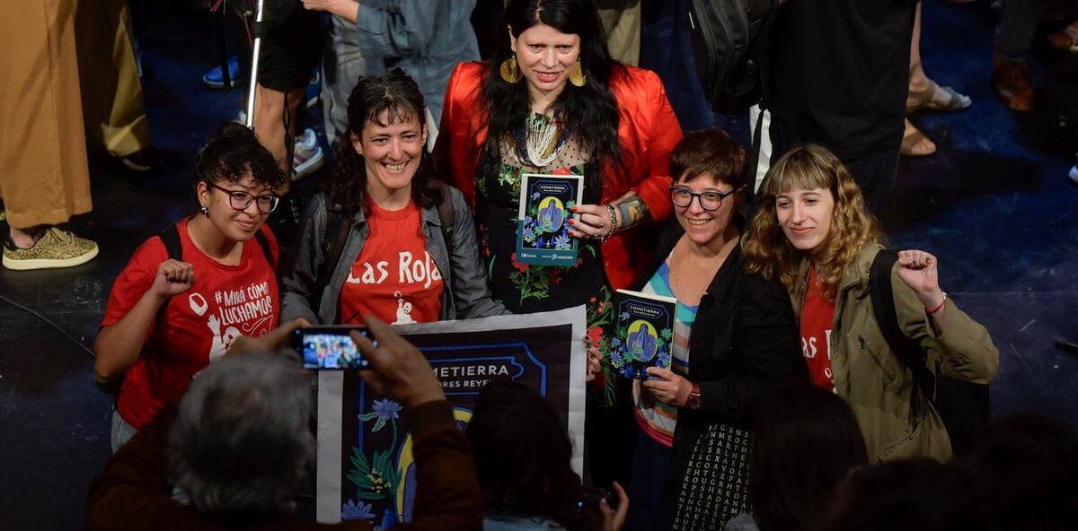 Figuras de la cultura, docentes y estudiantes se reunieron para una lectura pública de "Cometierra", de Dolores Reyes (Foto: Clarín)