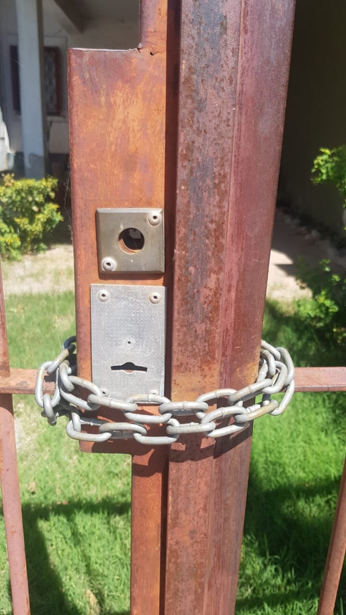 Se roban los picaportes de bronce de las casas de barrio San Martín, en Córdoba capital. (Fotos gentileza)