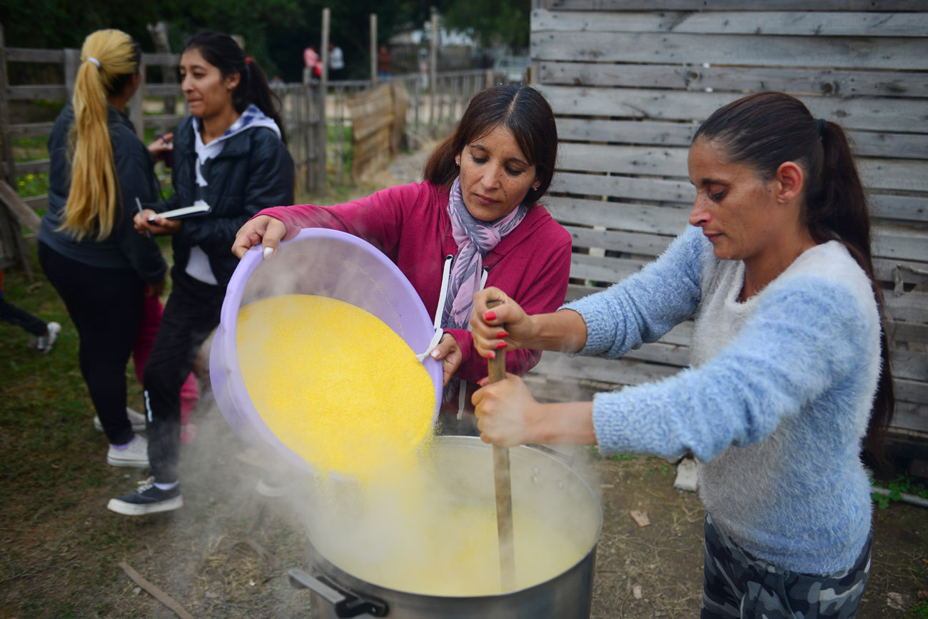 En épocas de crisis la ayuda se multiplica, pero no alcanza. (Foto: Nicolás Bravo / La Voz)