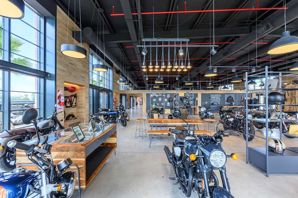 El concesionario local vende alrededor de 70 motos por mes.