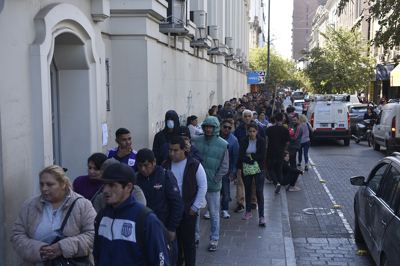 Bono de 45 mil pesos de Anses: larguísimas colas en Córdoba para intentar cobrarlo. Foto Ramiro Pereyra
