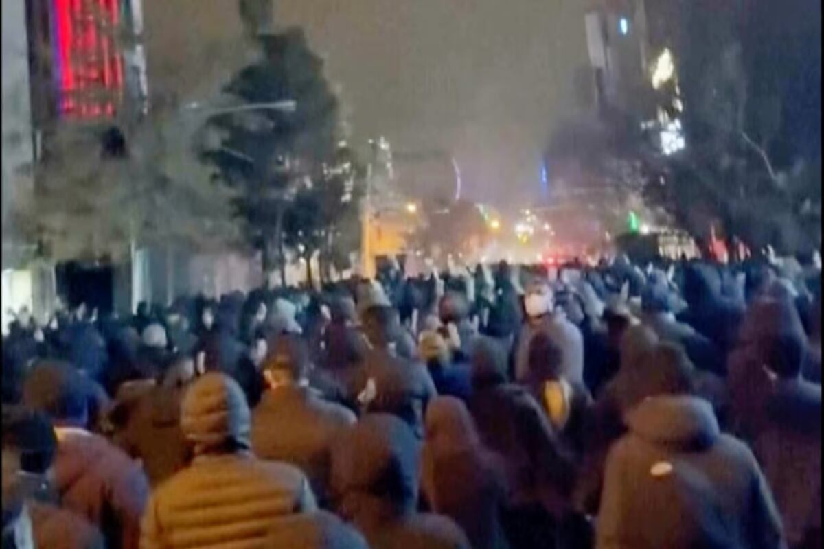 Imagen extraída de un video publicado en medios sociales desde Irán muestra manifestantes en las calles de Teherán. Sábado 10 de enero de 2026. (UGC via AP)