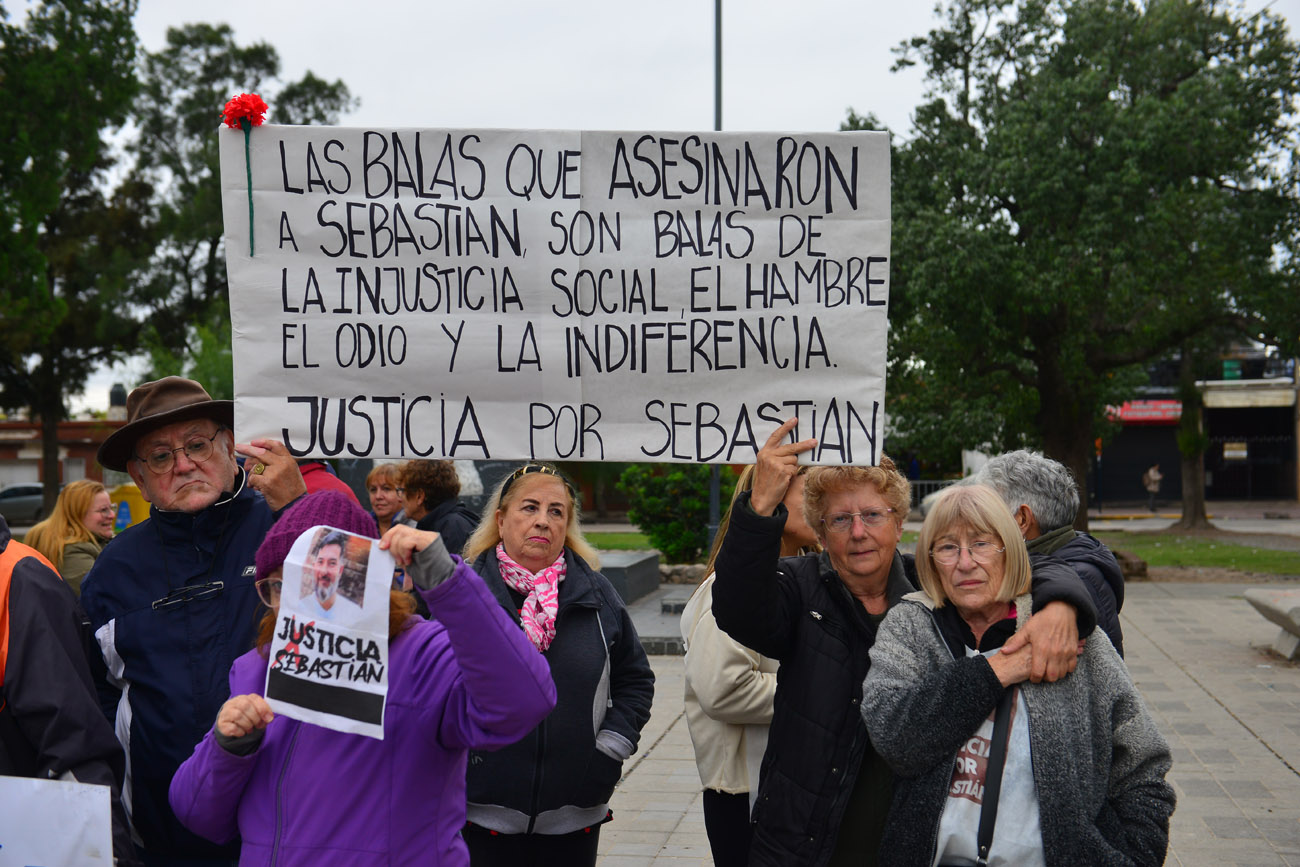 Familiares, amigos y vecinos de Sebastián Villarreal se reunieron en la plaza de barrio Yofre Norte para pedir por más seguridad en la zona. (Nicolás Bravo / La Voz)