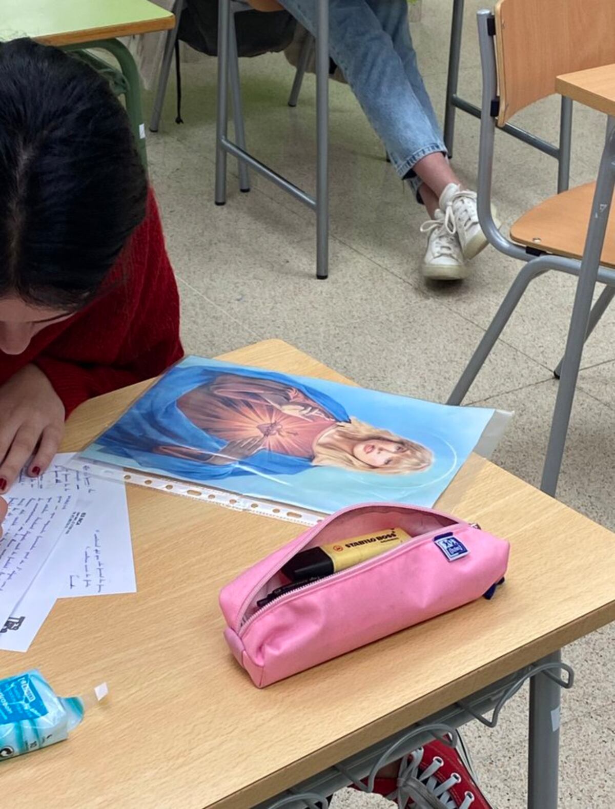 La particular estampita que usó una estudiante al momento de rendir su exámen.