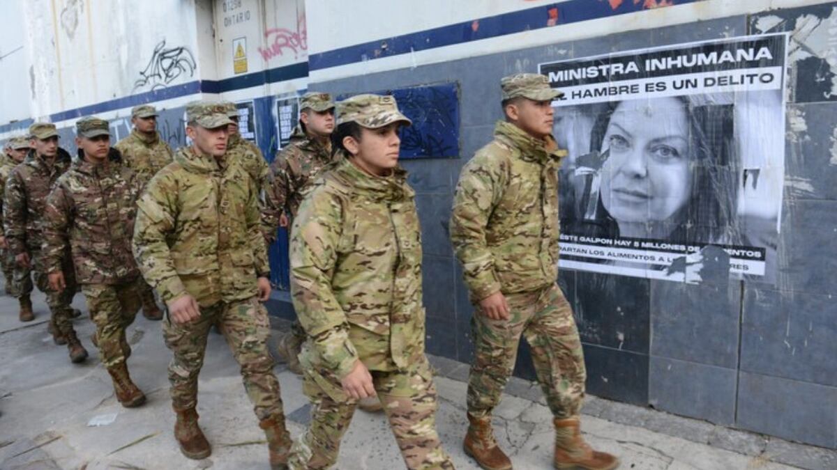 Operativo. El Ministerio de Capital Humano inició el jueves pasado operativo de distribución de alimentos, con apoyo del Ejército. (Gentileza Clarín).