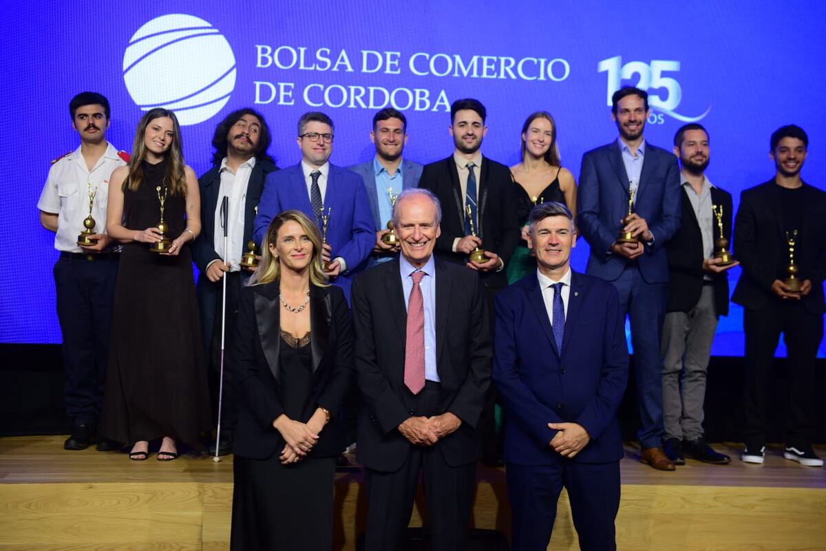 La Bolsa de Comercio de Córdoba entregó el reconocimiento a los 10 Jóvenes Sobresalientes del Año. (José Hernández / La Voz)