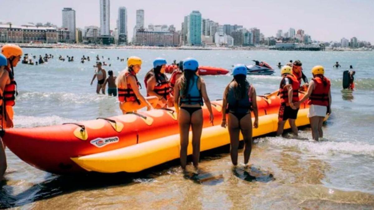 En Punta Mogotes ya fijaron el precio del paseo en banana para la temporada de verano.