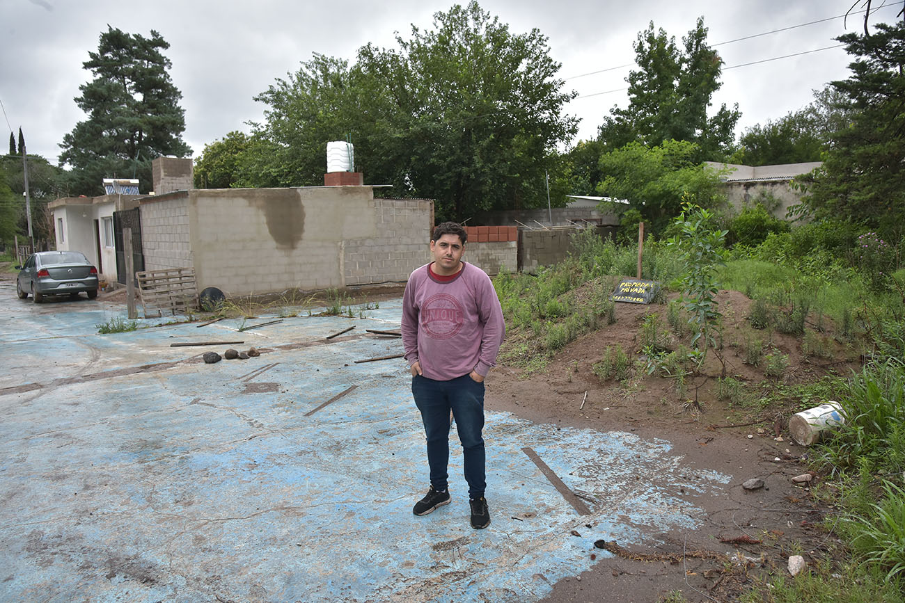 Uno de los vecinos que compró su terreno y ahora no puede construir. (Ramiro Pereyra / La Voz)