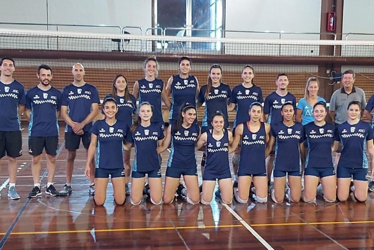 El seleccionado femenino de vóley, con presencia cordobesa: Ángeles Ligorria y el DT Martín Ambrosini. (Prensa FeVA)