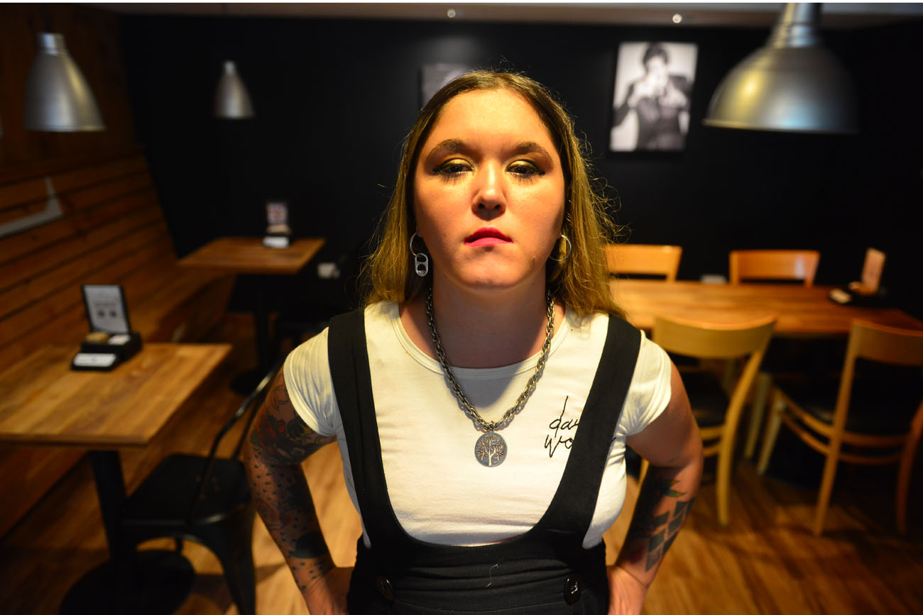 Laura encontró en la ayuda terapéutica y en la escritura una forma de superar sus dificultades. (Dayana Olmos / La Voz)