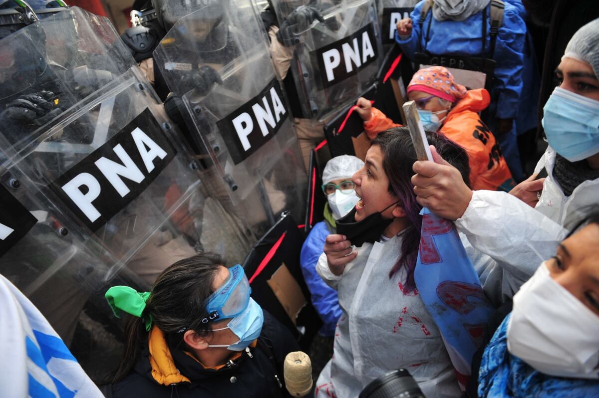 Incidentes en Puente Pueyrredón con trabajadores de la salud. (Clarín)