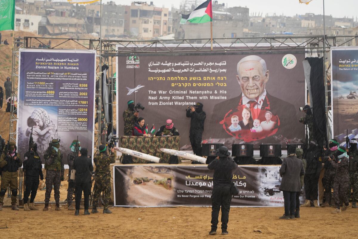 Los terroristas mostraron cuatro ataúdes negros en un escenario rodeado de pancartas, incluida una grande que representaba al primer ministro israelí, Benjamin Netanyahu, como un vampiro (AP)