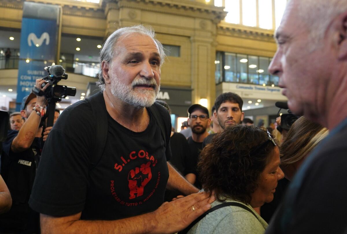 Marcha piquetera. El líder del Polo Obrero, Eduardo Belliboni, al llegar a la estación Constitución. (Clarín)