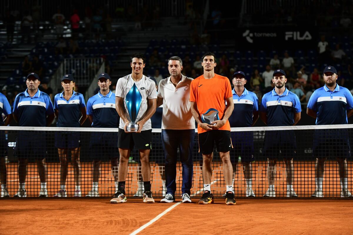Luciano Darderi campeón del Córdoba Open y Facundo Bagnis, finalista, junto a Agustín Calleri, presidente de la Agencia Córdoba Deportes, en el Polo Deportivo del Kempes. (Christian Luna / La Voz)