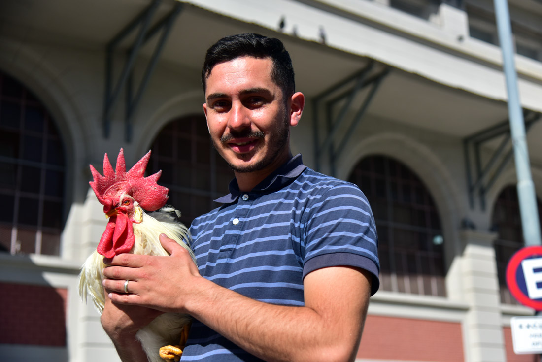 Entrega del CIM (Certificado de Identidad de Mascotas) en el CPC San Vicente. Firma del gallo Coco. (Nicolás Bravo / La Voz)