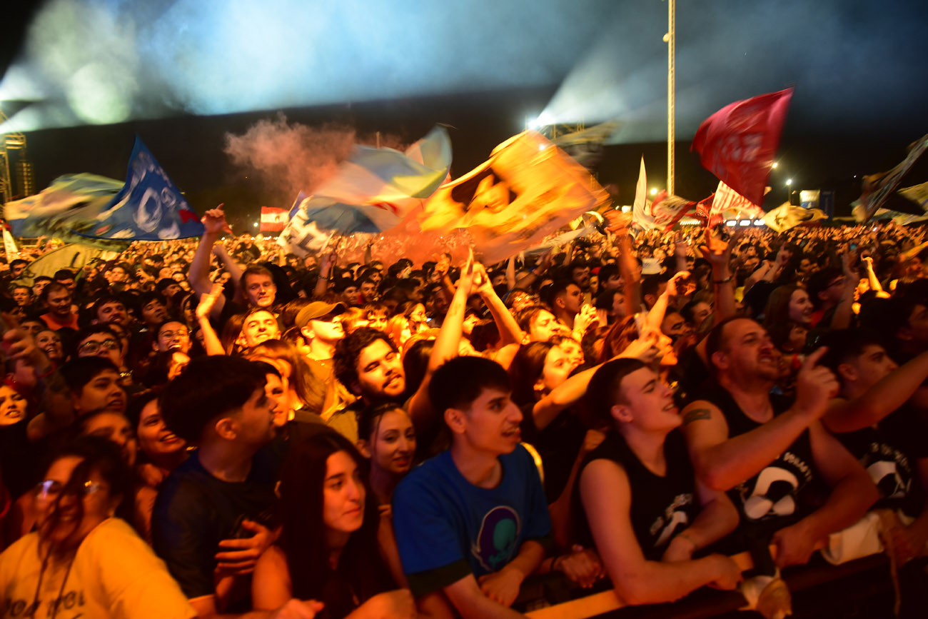 El público de Los Piojos copó el playón del Kempes. (Nicolás Bravo / La Voz)