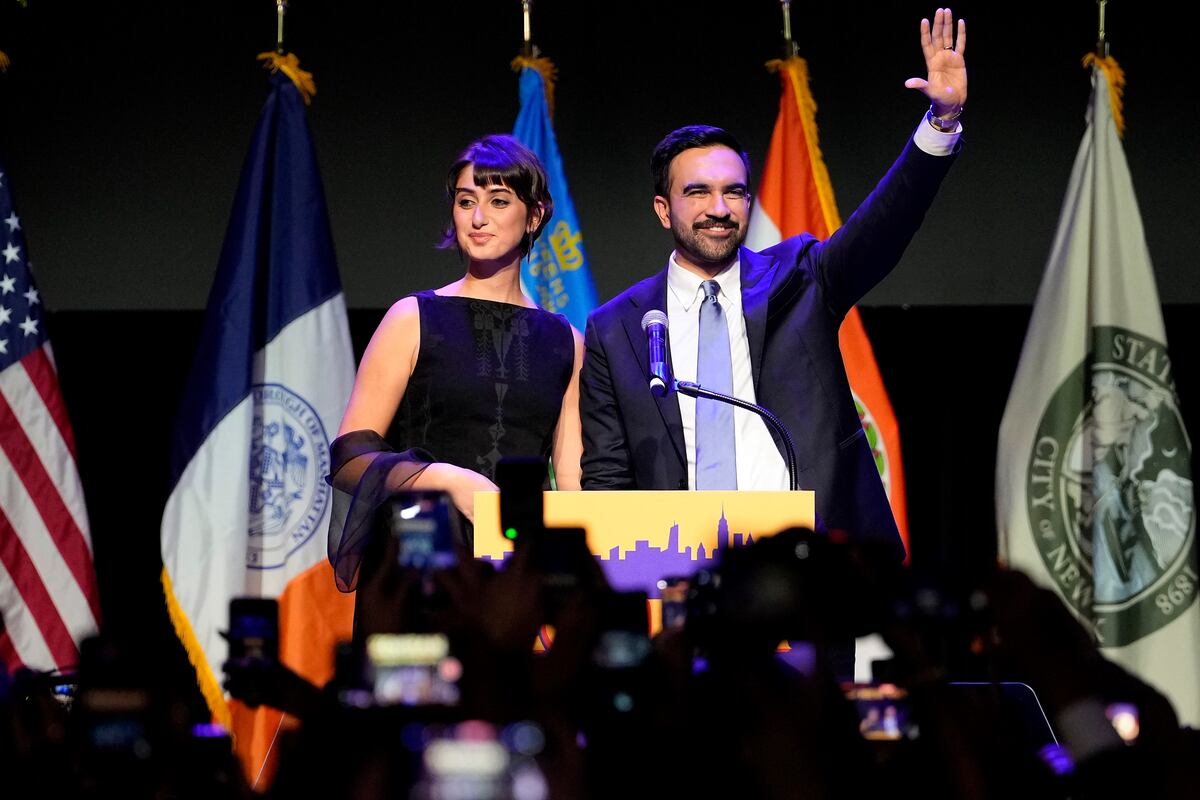 El alcalde electo Zohran Mamdani, derecha, y su esposa Rama Duwaji reaccionan ante sus partidarios.
Foto AP