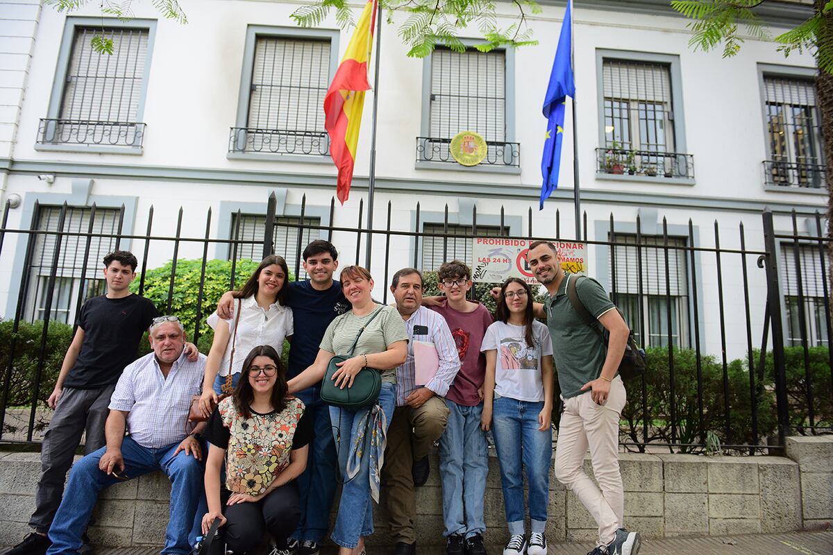 Familia Soto de Salta. Ley de Nietos. Último día para tramitar la ciudadanía española. (José Gabriel Hernández / La Voz)