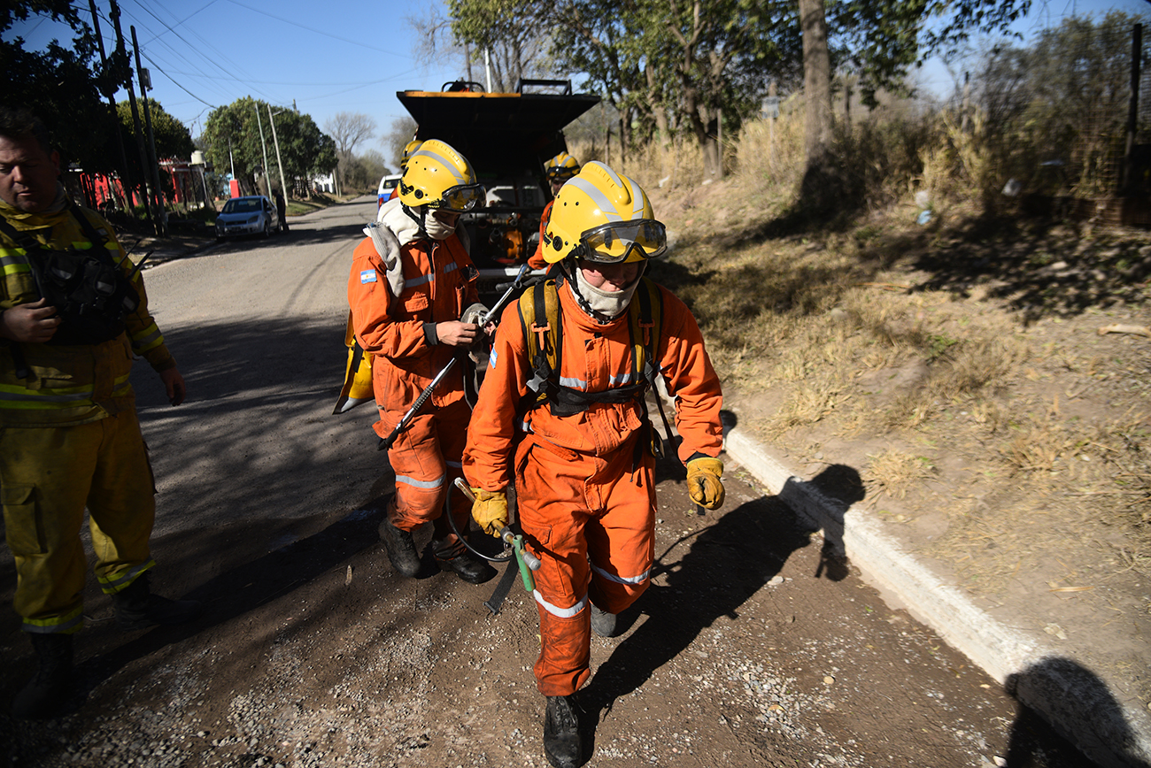 Incendio forestal en Juarez Celman, vecinos ayudaron a apagar el fuego. Foto Pedro Castillo
