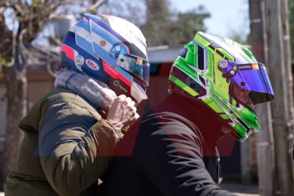 La madre de Colapinto al votar con el casco de su hijo. (TN)