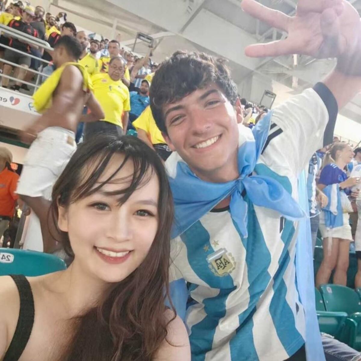Ailing Hou (24), la joven china en la final de la Copa América 2024 y el joven argentino al que busca detrás suyo.