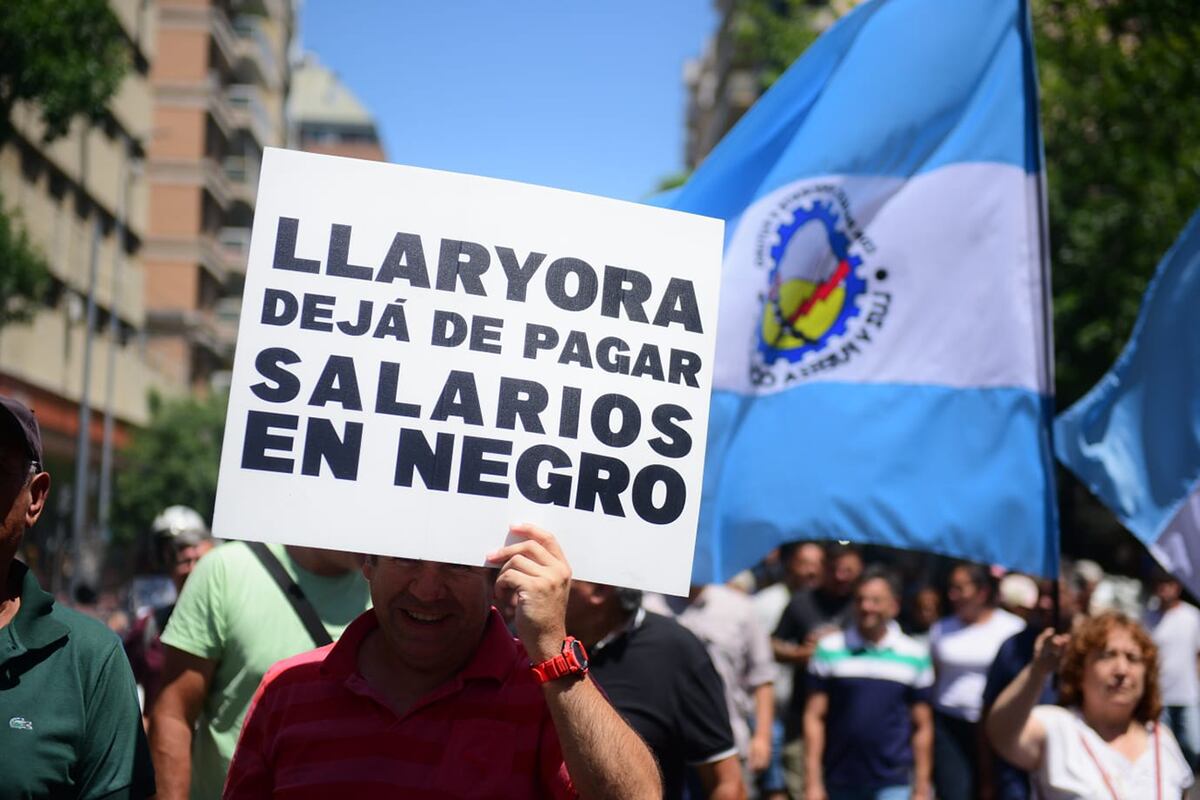 La CGT y sindicatos marchan contra la reforma laboral en Córdoba. (José Gabriel Hernández / La Voz)