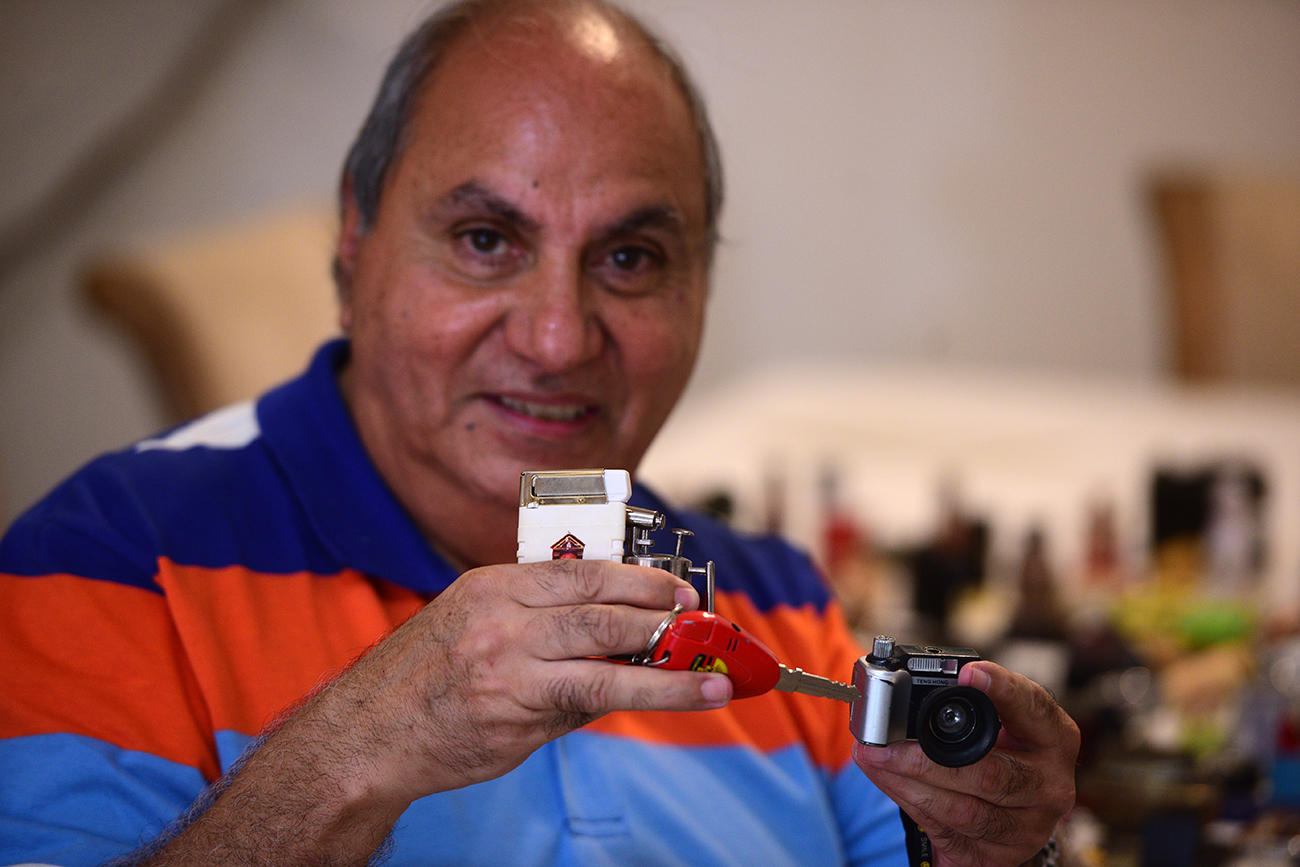 Rafael Cerezo, periodista y coleccionista, muestra a La Voz algunos de sus más de 400 encendedores. (José Gabriel Hernández / La Voz)