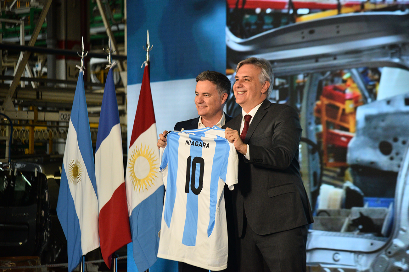 Pablo Sibilla, presidente y CEO de Renault Argentina, junto al gobernador Martín Llaryora en la planta de Renault; en el anuncio oficial de la inversión para fabricar una nueva pick up en Córdoba,. (Pedro Castillo / La Voz)