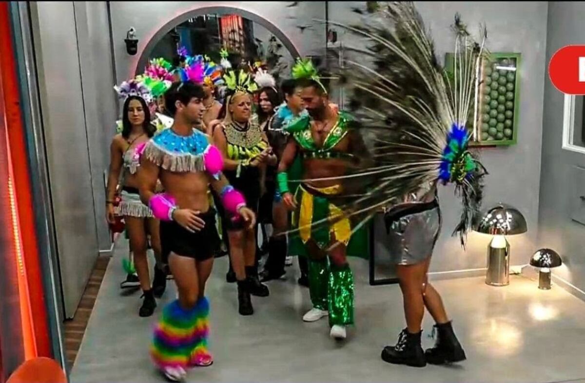 Participantes de "Gran Hermano" en una fiesta temática dentro de la casa.