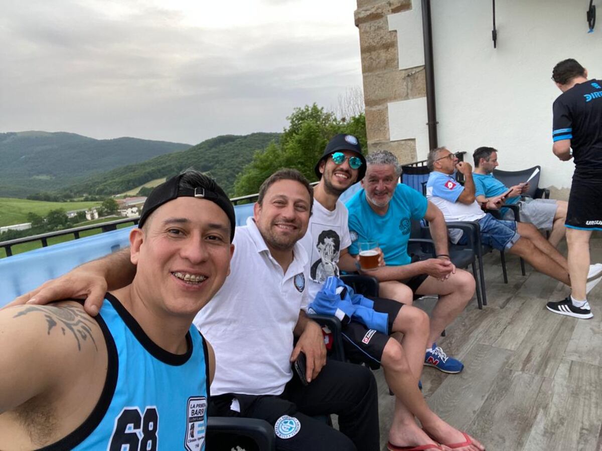 Reunión de hinchas de Belgrano que integran la filial del club en España. Se juntaron a ver por TV el partido con Flandria. (Gentileza Cristian Elvio)