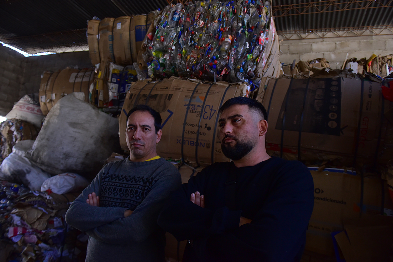 Diego Villarreal, del Cluster Cartonero y Reciclador, y Franco Rojas, de la Cooperativa de reciclado de Campo de la Ribera. (José Gabriel Hernández / La Voz)