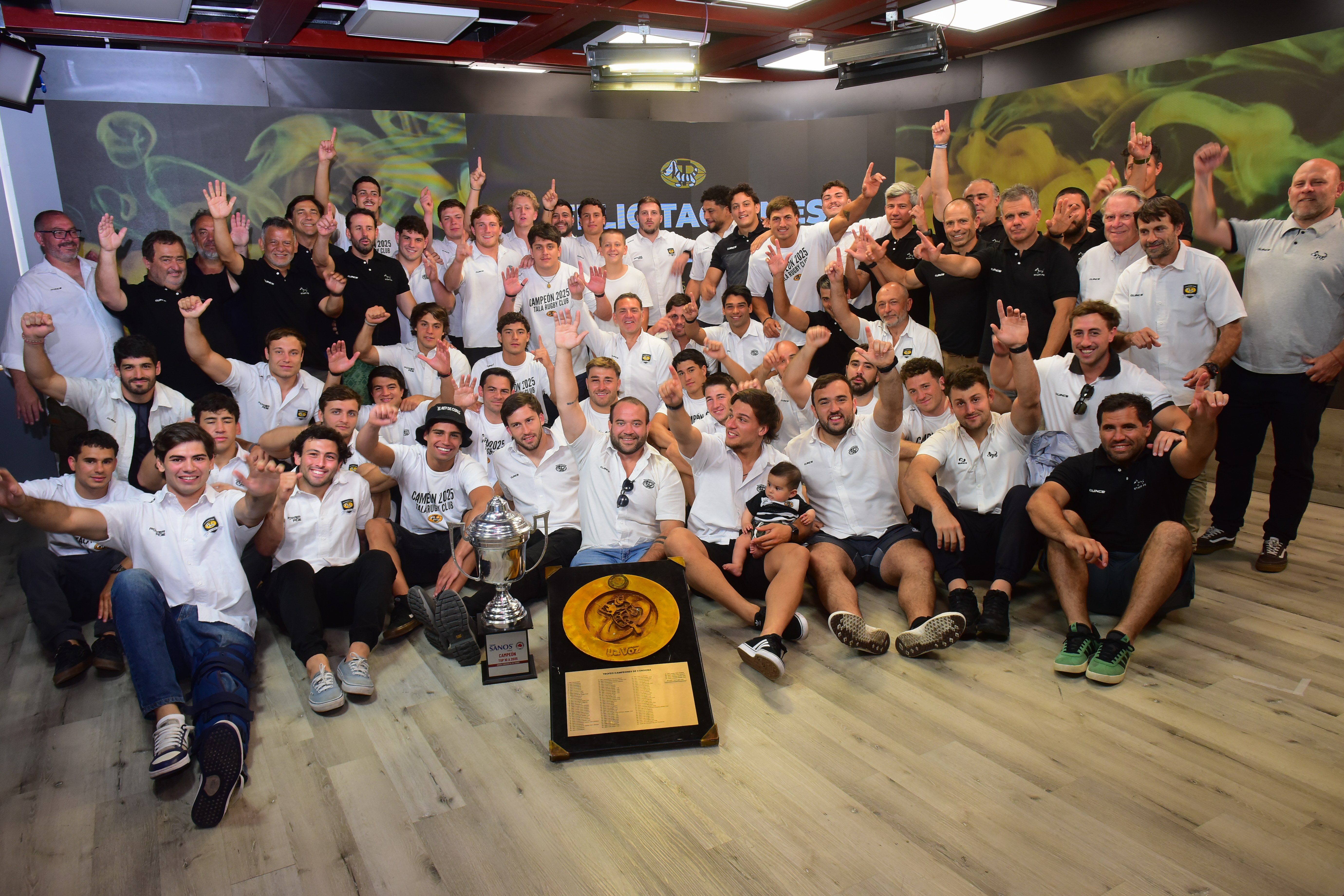 Jugadores y cuerpo técnico del Tala Rugby club participaron  del tradicional brindis en la redacción de la Voz a los campeones. (Javier Ferreyra / La Voz )