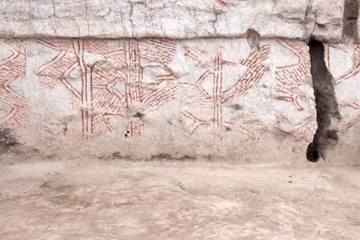 Pinturas geométricas pintadas sobre la pared. (Jason Quinlan / Çatalhöyük Research Project)