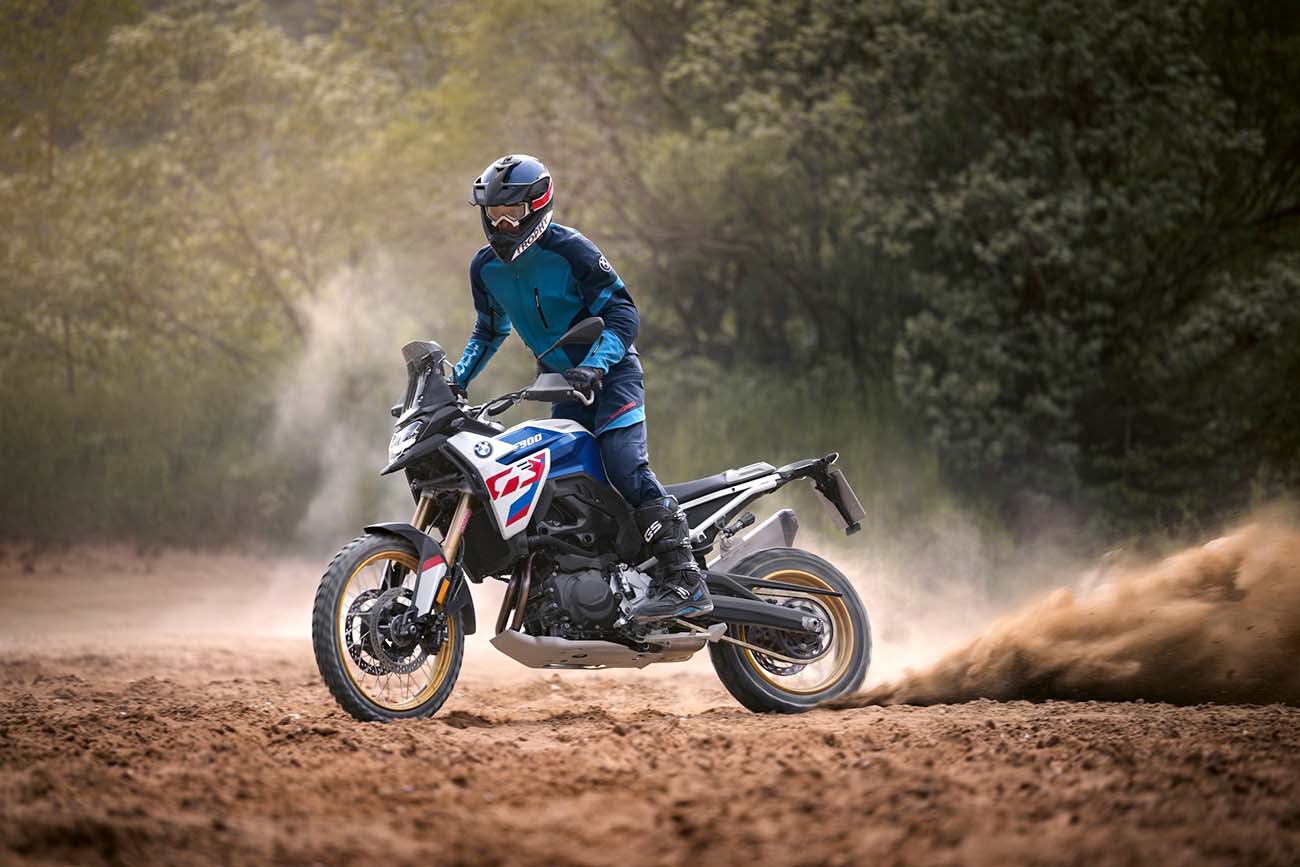 En la BMW F 900 GS Adventure, la rueda delantera está ahora comandada por nuevas horquillas telescópicas invertidas, completamente ajustables, de la marca Showa.