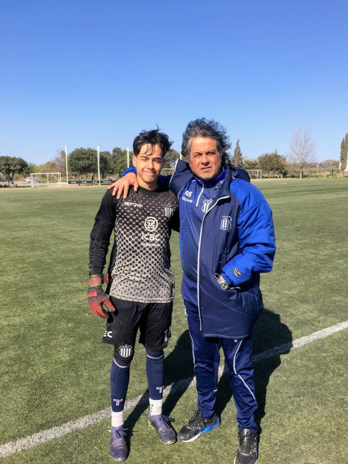 Walter Willington, DT de la cuarta de Liga Cordobesa de Fútbol, con su hijo Manuel, arquero, en el Card.