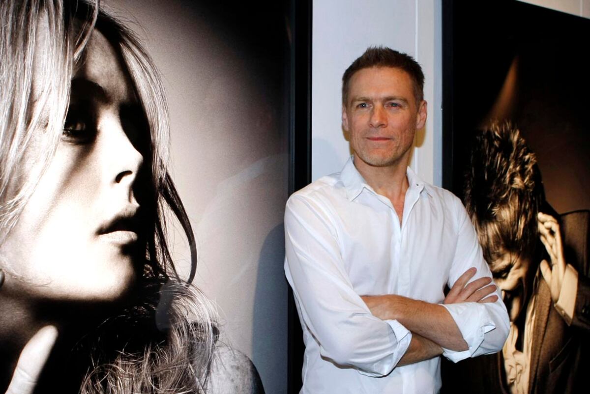 Bryan Adams se convierte en fotógrafo de uno de los calendarios más famosos. En la foto, se lo ve en una muestra anterior. (AP)
