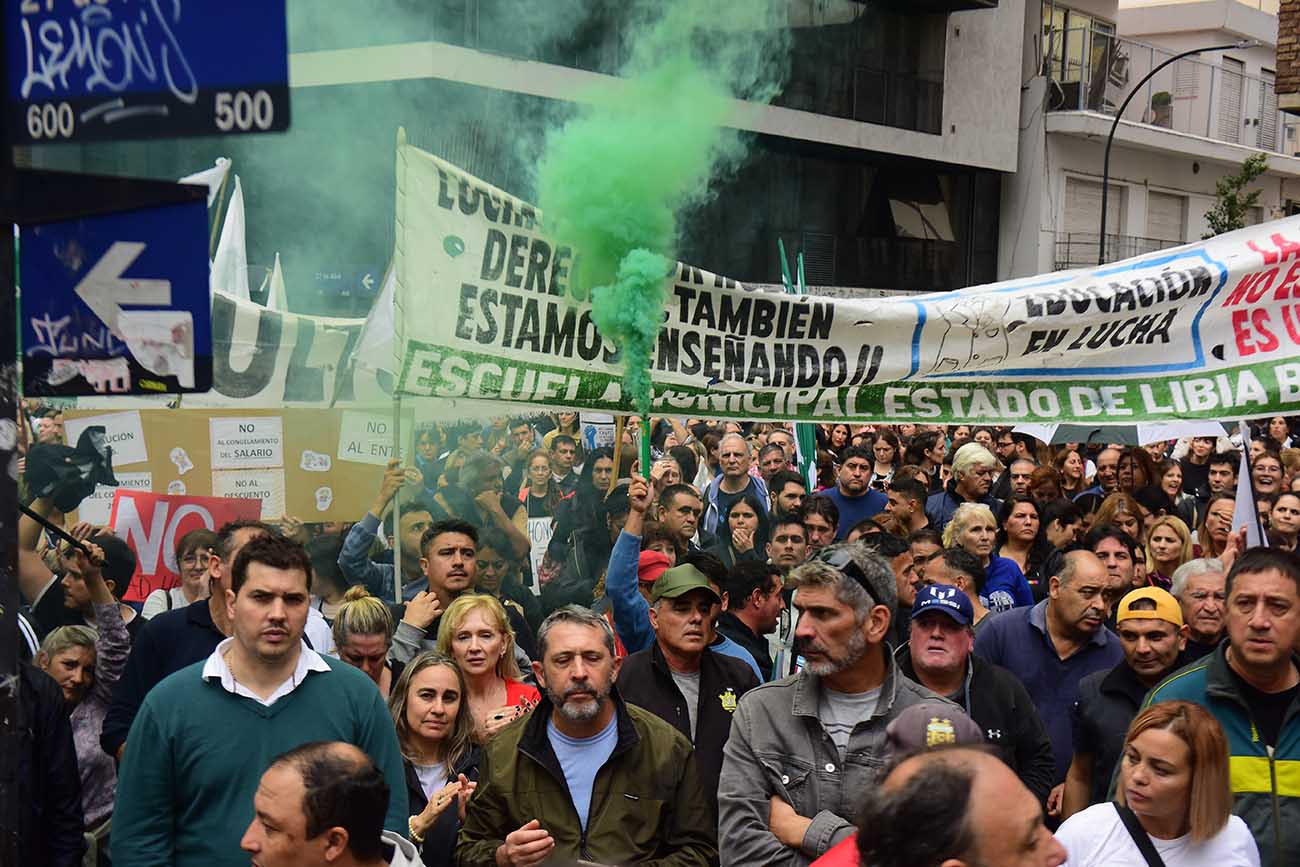 Asamblea. El titular del Suoem, Rubén Daniele, encabezó la primera asamblea pública, frente al Palacio Municipal. Este jueves habrá otra en el mismo lugar. (José Gabriel Hernández)