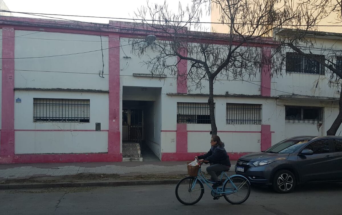El edificio que fue Escuela de Comercio en la Avenida San Martin y lleva años sin uso. Allí se montaría la subsede de la Universidad Provincial de Córdoba en Río Tercero que anunciaría el gobernador este 9 de julio. (La Voz)