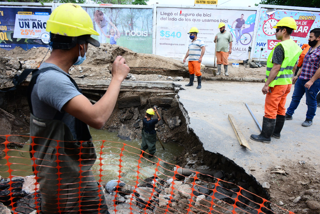 Desborde cloacal en barrio Alberdi, calle Arturo Orgaz al 600. Un caño de cloacas roto ocasionó un río de aguas servidas en la zona. ( José Gabriel Hernández)