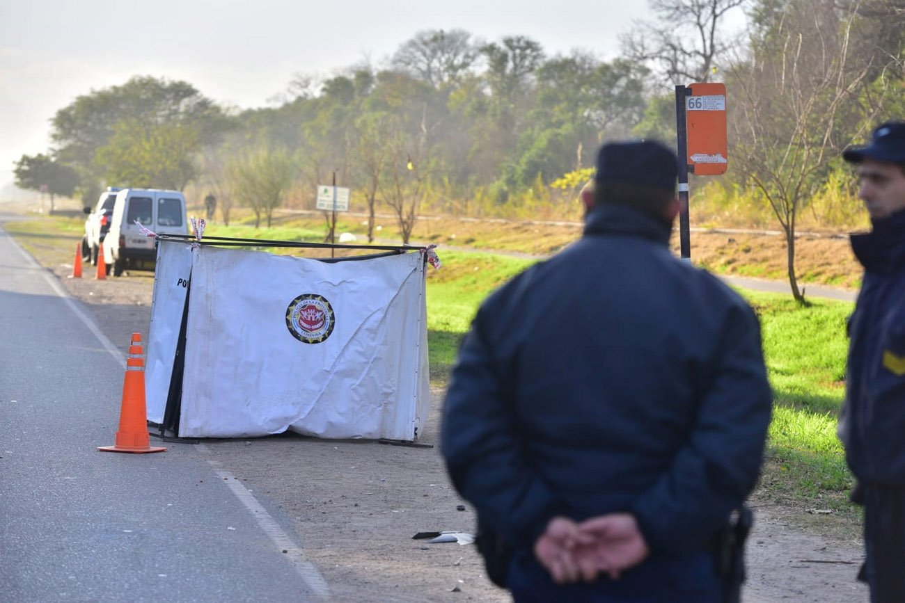Un hombre fue aplastado por un camión mientras intentaba cruzar la Avenida Malvinas Argentinas. (José Gabriel Hernández / La Voz)