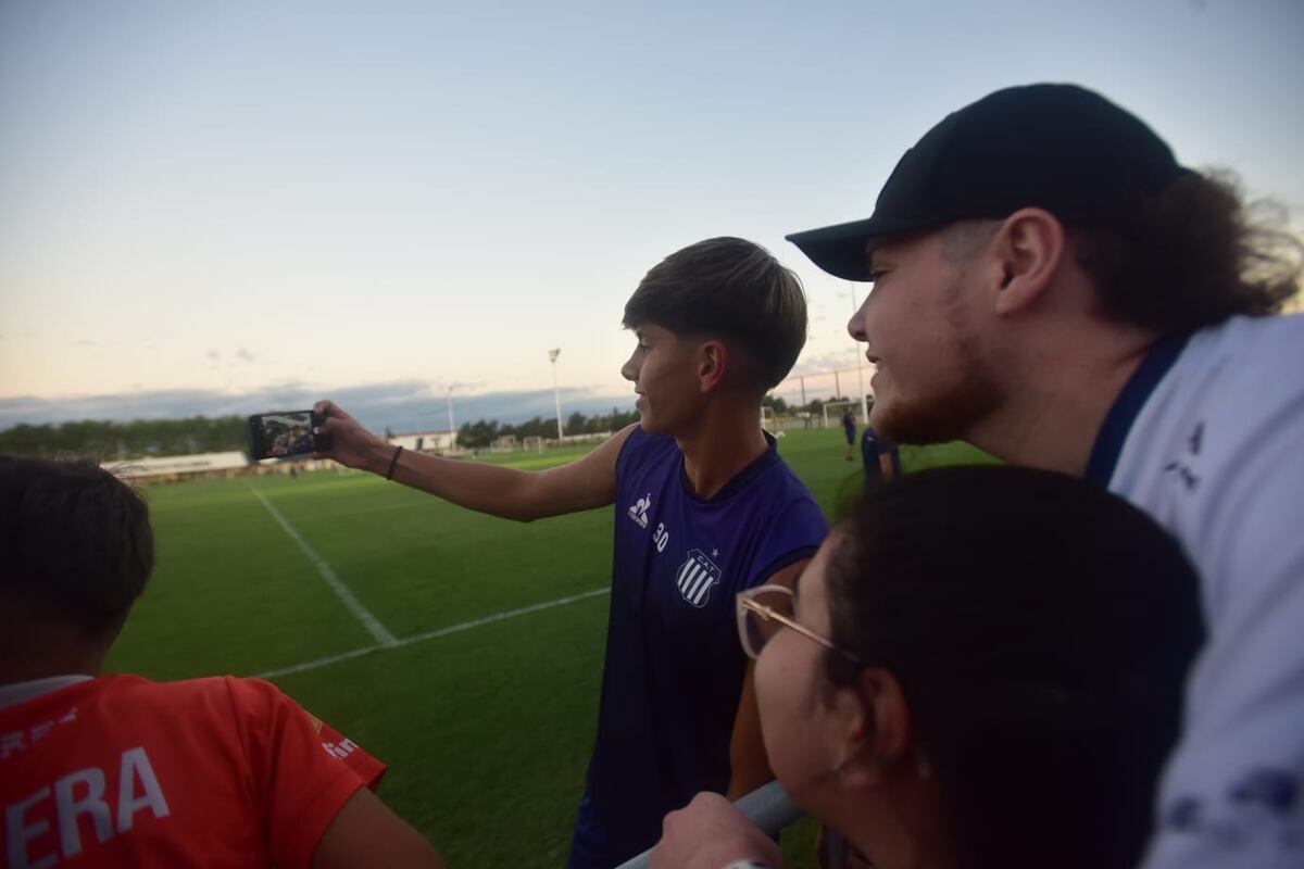 Talleres: el entrenamiento abierto reforzó el vínculo entre el plantel y su gente, en una tarde marcada por el viento y el aliento constante. (Javier Ferreyra / La Voz)