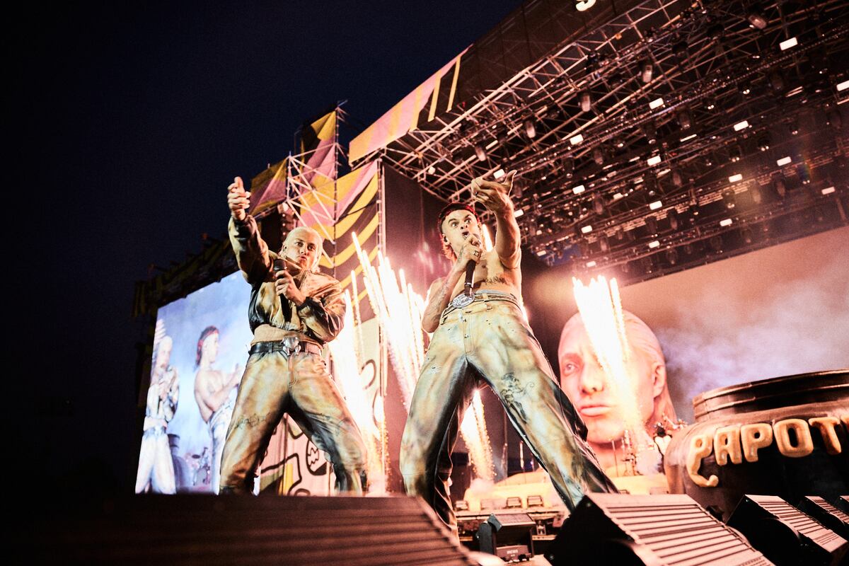 Ca7riel & Paco Amoroso, durante su reciente show en el Lollapalooza Argentina. (DF Entertainment)