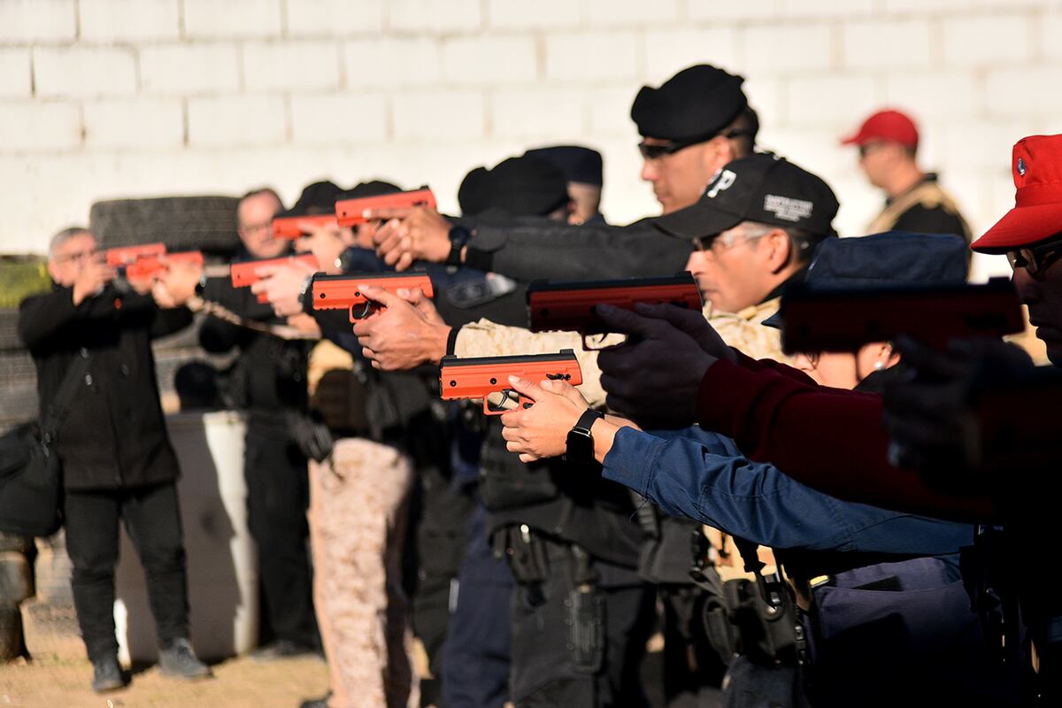 La policía de Córdoba prueba pistolas de gas pimienta en el Tiro Federal, camino a La Calera. (Pedro Castillo / La Voz)