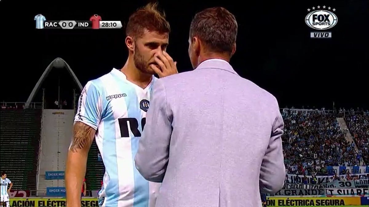 Diego Cocca, como DT de Racing. De espaldas, el entrenador dialoga con Miguel Barbieri. (Captura de pantalla)