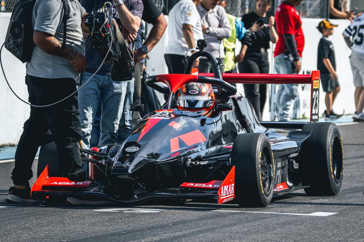 Federico Díaz, cordobés de 17 años, estará compitiendo este fin de semana en Interlagos, Brasil, en el marco de la fecha de la Fórmula.
Lo hará en la categoría F4 de Brasil, que es una categoría telonera de la F1. Representará a un equipo brasileño, el TMG Racing. (Gentileza)