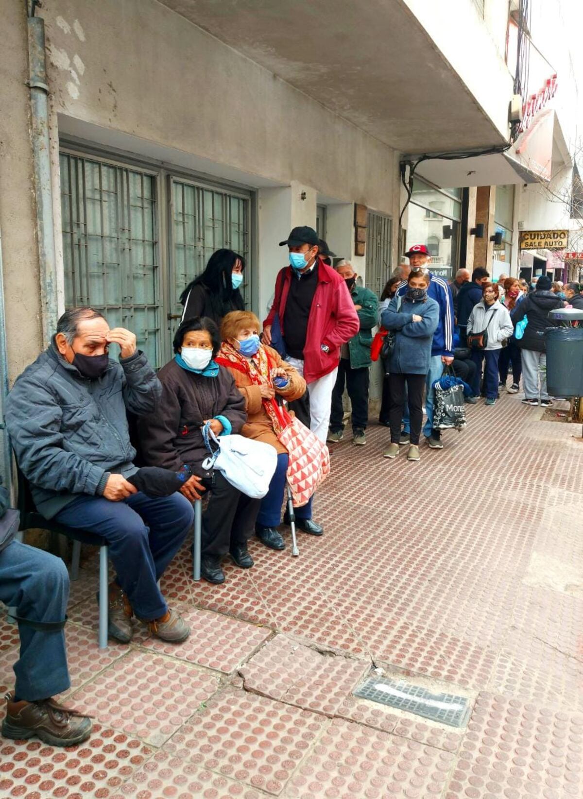 Colas en la Defensoría del Pueblo por el pedido de trámites para subsidios. (Defensoría del Pueblo)