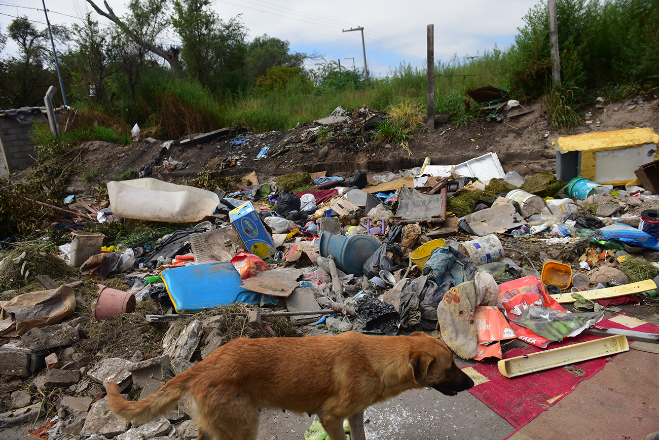 Microbasurales. En Aviador Valenti y Sargento Gómez. Basura reciente convive con residuos más viejos.
Foto: Pedro Castillo / La Voz