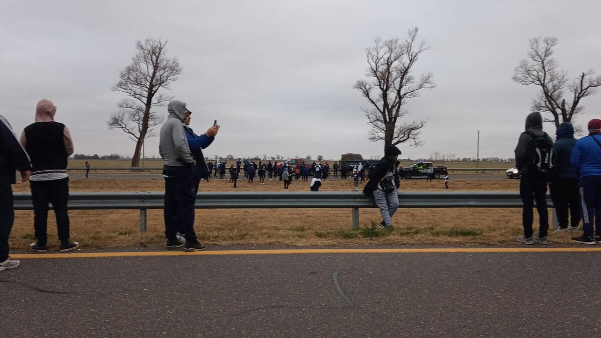 Hinchada de Talleres llegando a Santa Fe. Hubo algunos incidentes y enfrentamientos con la Policía, que arrojaron gas pimienta a uno de los colectivos. (Gentileza)