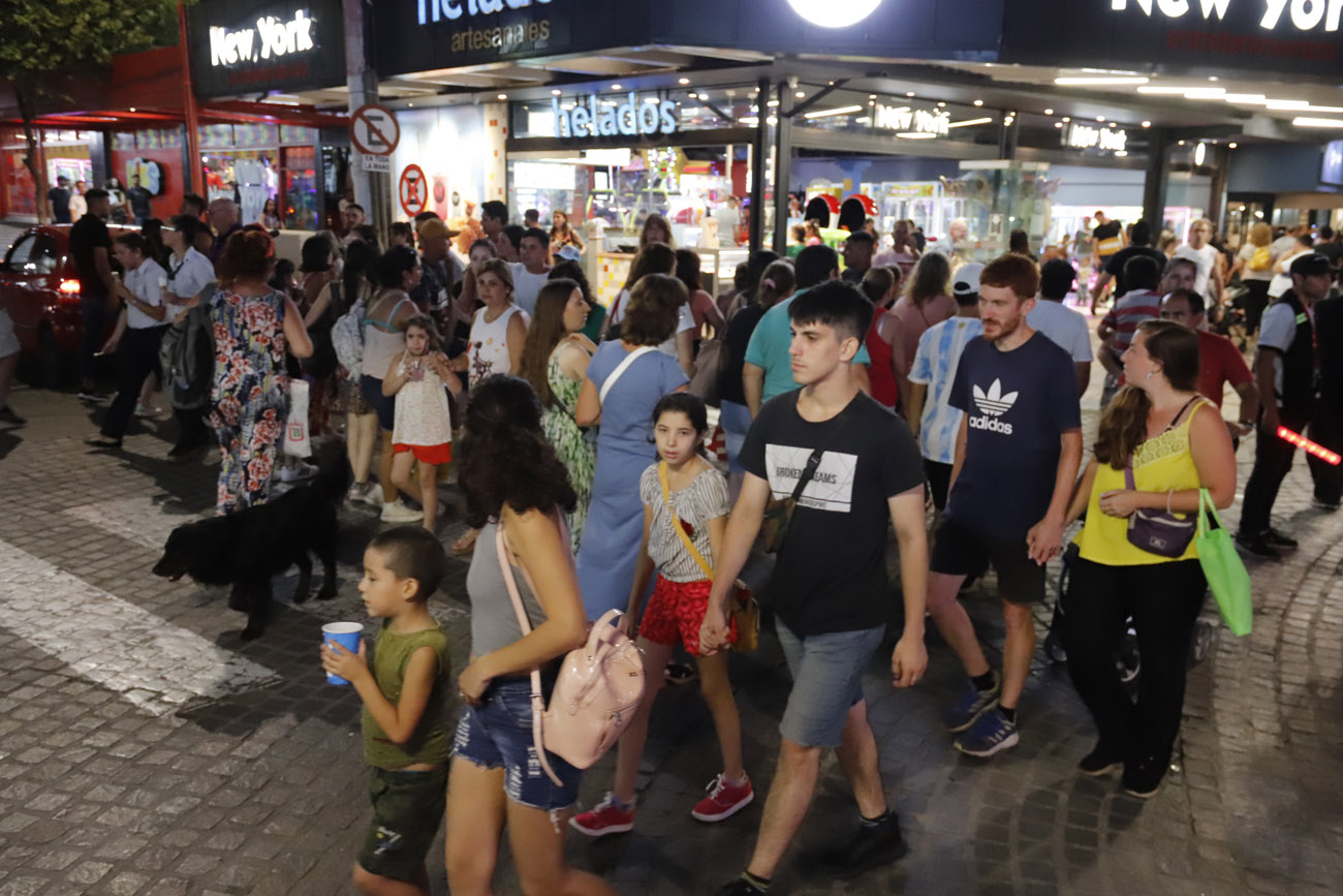 Villa Carlos Paz, temporada turística, mucha gente en el centro y en la Costanera sobre el lago San Roque.
(La Voz)