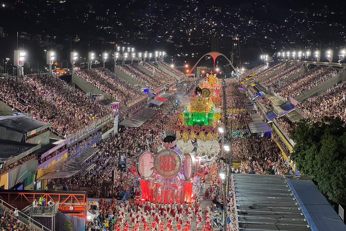 Escuela de samba Unidos de Padre Miguel bailan durante las celebraciones del Carnaval en el Sambódromo de Río de Janeiro. (AP)